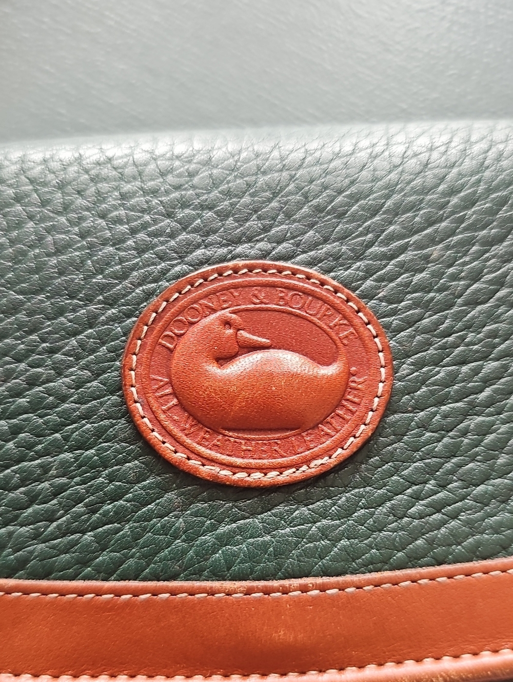 Dooney & Bourke Vintage All Weather Leather Crossbody Wallet Womens OS Green Tan - Picture 2 of 9
